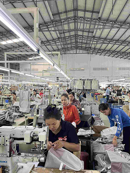 Synberry leather backpacks&rsquo; production line